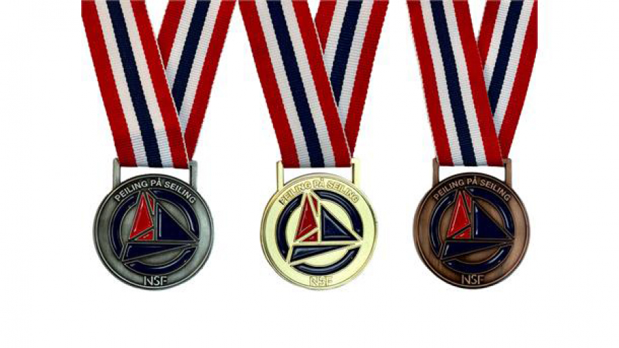 MEDALJER: Medaljer for utdeling til unge seilere som har nådd ulike nivåer i seilopplæringen «Peiling på seiling» er nå tilgjengelig i Idrettsbutikken.