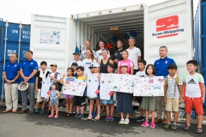 MØTE: Japanske barn fra byen Fujisawa har lagd plakater som skal dekorere den norske containeren. De ble overlevert på mandag.