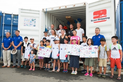 MØTE: Japanske barn fra byen Fujisawa har lagd plakater som skal dekorere den norske containeren. De ble overlevert på mandag.