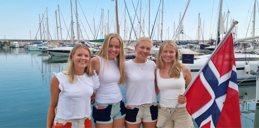 29er-VM: Fire jenter fra Bærum Seilforening forsvarer de norske fargene under VM i 29er i Barcelona med hele 239 lag fra 26 nasjoner på plass.