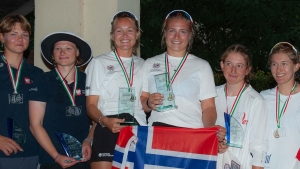 PÅ SEIERSPALLEN: Gullmedaljene til Pia Dahl Andersen og Nora Edland kostet mer enn de fleste ante.