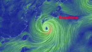 TYFON: De norske seilerne befinner seg nå helt i utkanten av den kraftige tyfonen som er på vei over Japan.