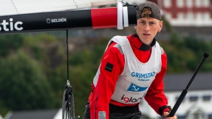 NORGESMESTER: August Austefjord ble landets første norgesmester i e-seiling, men er her slik vi er vant til å se ham: Som rormann for Grimstad Seilforenings lag i seilsportsligaen.