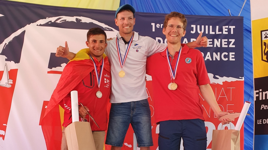 BRONSE: Lars Johan Brodtkorb vant bronse i verdensmesterskapet i Europajolle etter to spanske seilere.