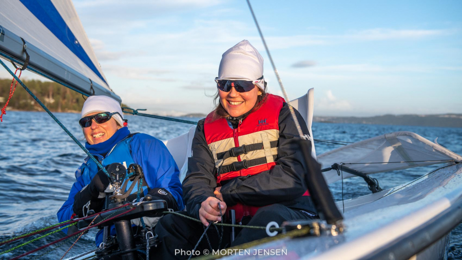I PARA-VM: Henriette Regine Smith og Solfrid Kvinnesland fra Asker Seilforening deltok i para-VM i 2022. Nå håper de at paralympics skal inneholde seiling som gren i 2028.