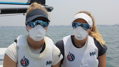 MED MASKE: For å beskytte seg mot røyken i Melbourne, har Helene Næss og Marie Rønningen måttet seile med munnbind.