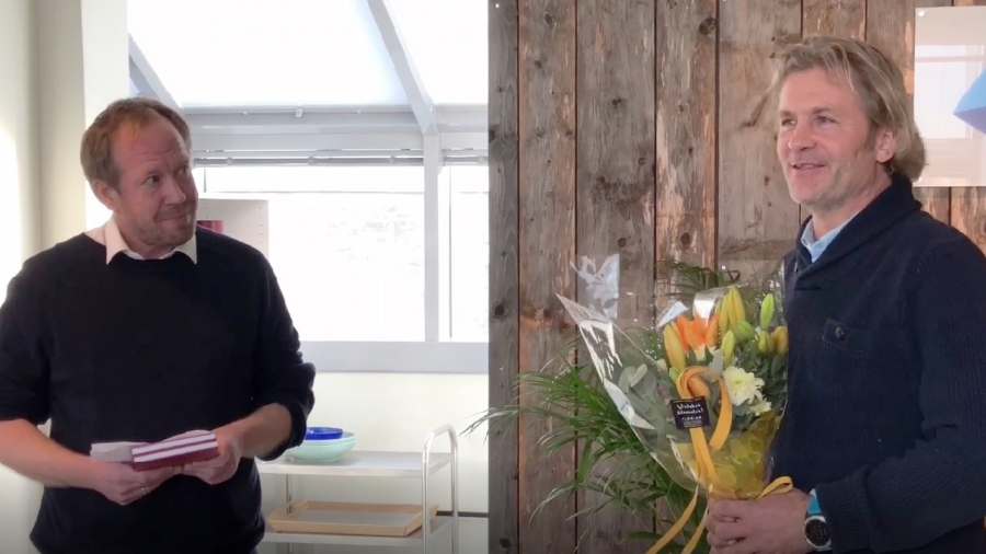 ÅRETS MEDLEM: Thomas Nilsson ble overrasket da NSF ble kåret til årets medlem i foreningen Hold Norge Rent. Medlemsansvarlig i Hold Norge Rent, Carl Pedersen, overrakte blomster.