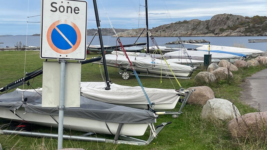 MANGE: Dette skiltet gjelder neppe for parkering av båter på gressletta ved stranden på Hvasser, for her kommer det til å bli fullt av joller og brett!