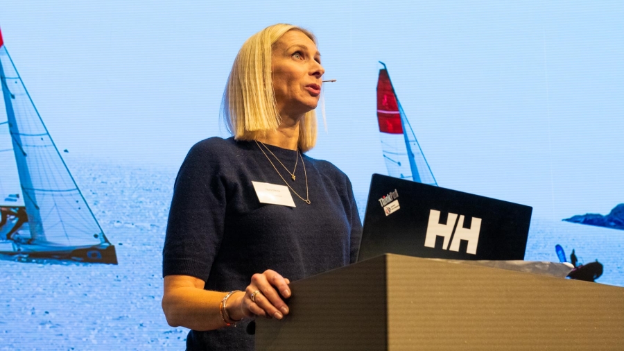 INNLEDET: Guro Steine innledet «Klubbkonferansen 2022» ved å trekke de store linjene i seilsporten – og NSFs plass i idretten og samfunnet.