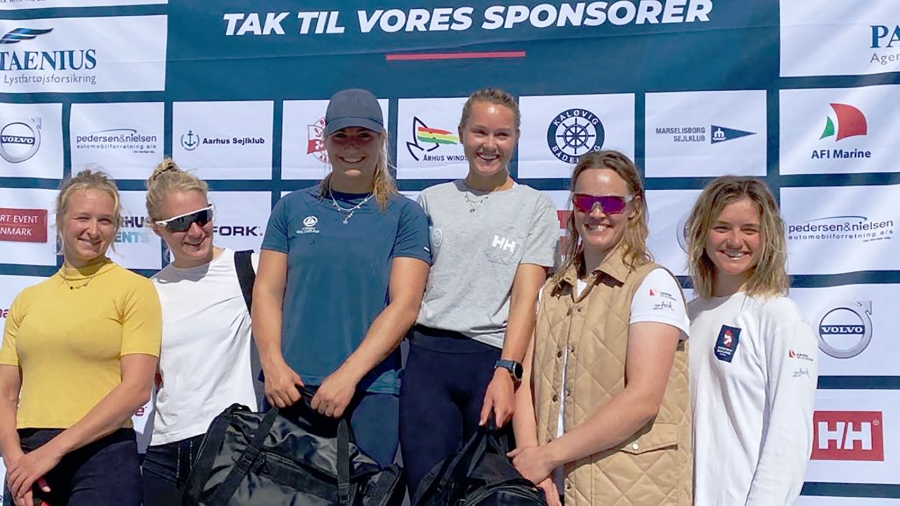 TIL TOPPS: Pia Dahl Andersen og Nora Edland i midten) gikk til topps i 49er FX-klassen i Nordic Olympic Days i Århus.