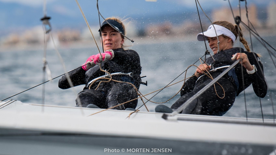 VENTER SPENT: Helene Næss og Marie Rønningen venter spent på om båten deres vil komme tidsnok frem til at de får starte i VM i Canada.