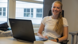 VENTER PÅ SVAR: Emilie Kathrin Vabø venter spent på at svarene fra klubbundersøkelsen skal tikke inn på PC-en hennes.