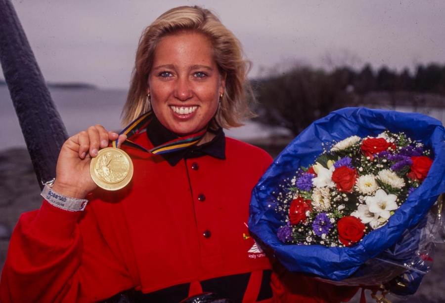 GULL-LINDA: Linda Andersen ble tatt imot med blomster og heder da hun returnerte til hjemforeningen Tønsberg på Fjærholmen etter å ha tatt OL-gull i 1992.