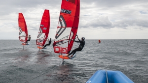 UTFORDRENDE: Tre dager med frisk vind på Hvasser kan bli utfordrende for de 57 deltagerne i nordisk mesterskap i iQFOiL. Utfordrende blir det også for sikringsbåtene å holde følge med de raske seilerne.
