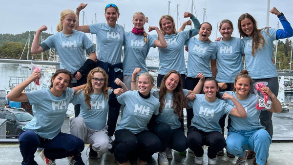 Glade jenter på camp i Ålesund