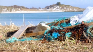 NOK Å TA AV: Etter en lang vinter vil det være nok av nok marint søppel å ta av langs kysten.
